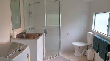 Douche, serviettes fournies, savon, shampoing