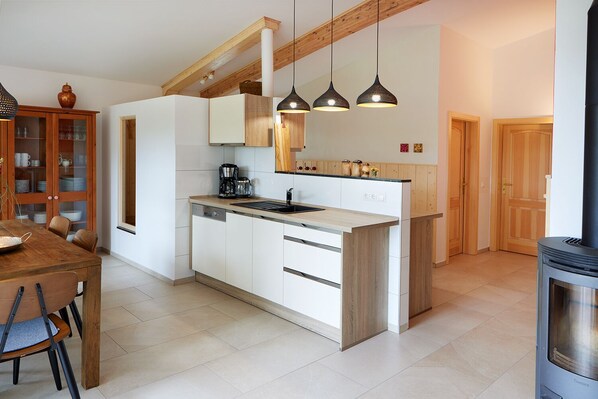 Réfrigérateur, un four, surface de cuisson, lave-vaisselle