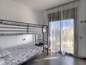 2 slaapkamers, een strijkplank/strijkijzer, gratis wifi, beddengoed