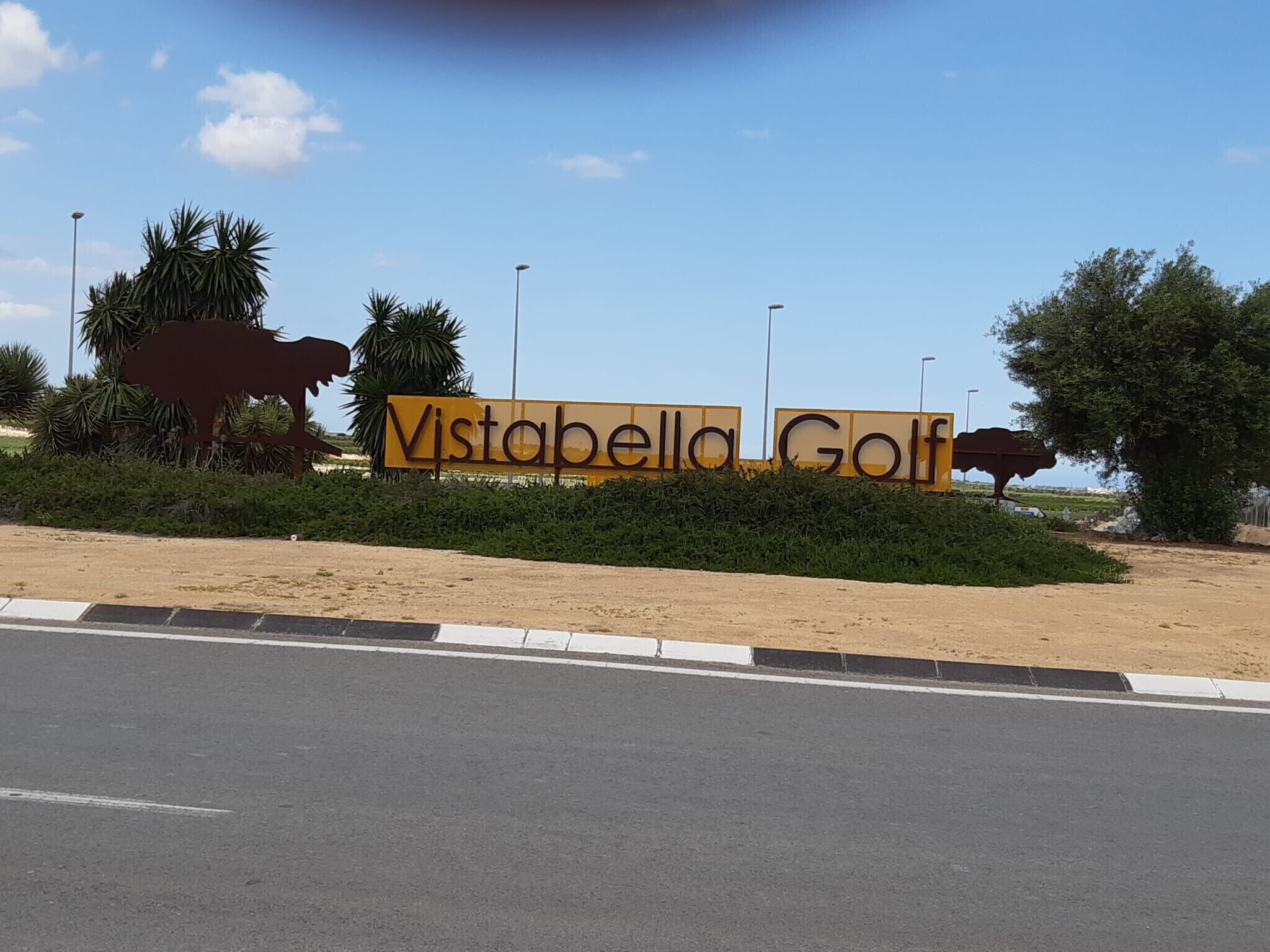 Cartell de Vista Bella Golf amb una silueta de toro i palmeres.