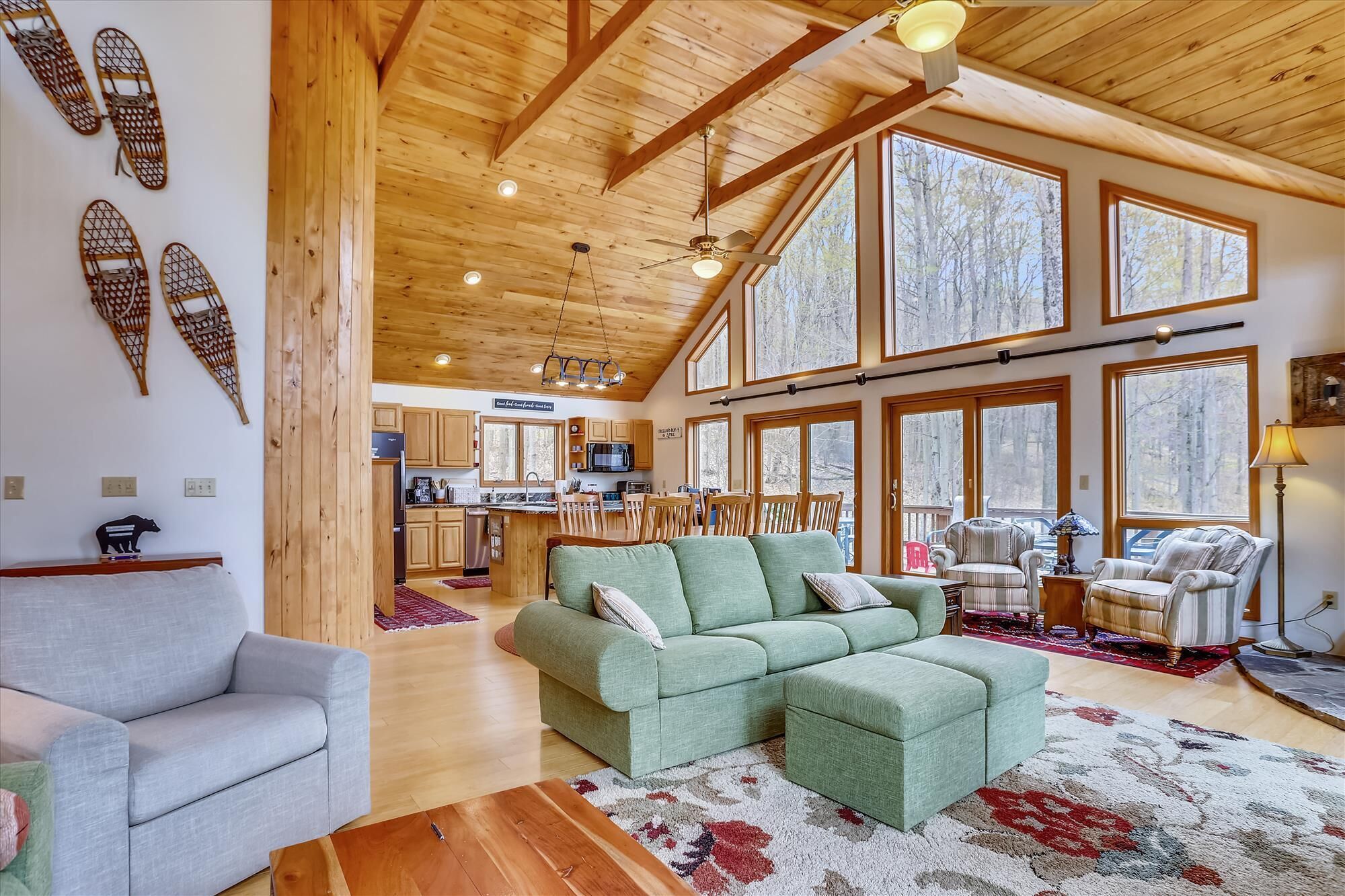 Stunning mountain home provides a VERY short walk to Timberline Mountain!