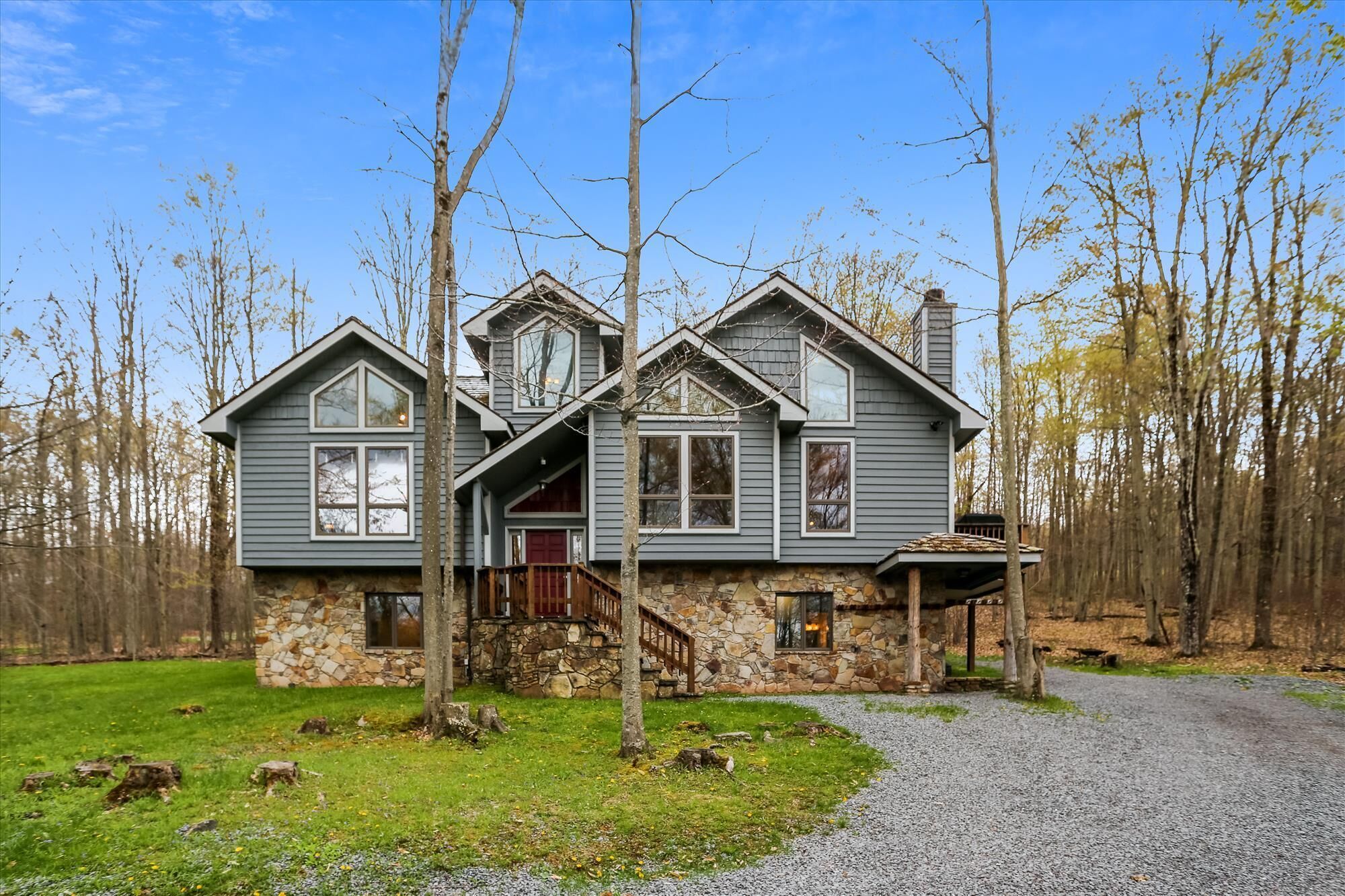 Stunning mountain home provides a VERY short walk to Timberline Mountain!