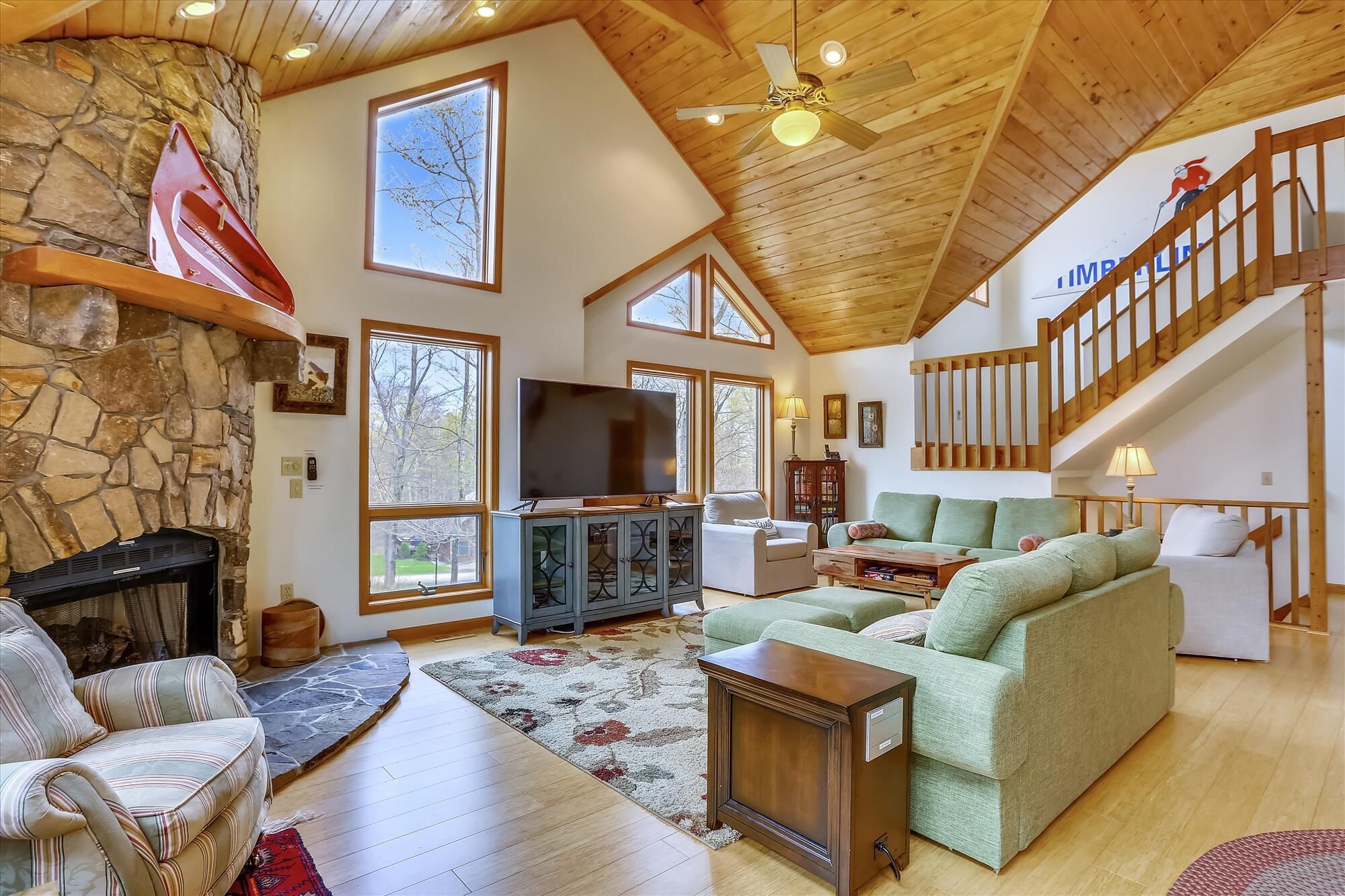 Stunning mountain home provides a VERY short walk to Timberline Mountain!