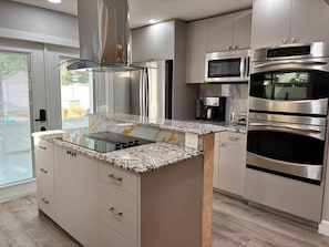 Cafetera y tetera, refrigerador, microondas y horno 