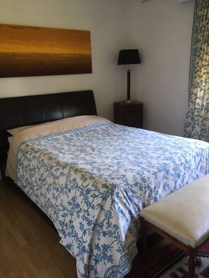 2 slaapkamers, een bureau, een strijkplank/strijkijzer, gratis wifi