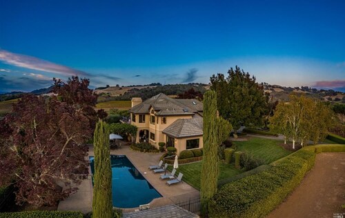 Awesome Hilltop Views, Pool, Vineyards, Olive Trees, 5 mins to Healdsburg