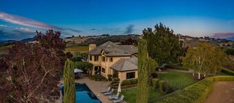 Awesome Hilltop Views, Pool, Vineyards, Olive Trees, 5 mins to Healdsburg