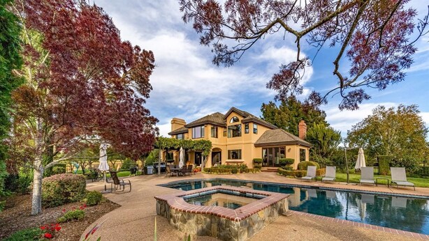 A large house with a swimming pool, patio furniture, and a well-maintained garden. - Awesome Hilltop Views, Pool, Vineyards, Olive Trees, 5 mins to Healdsburg (Healdsburg)
