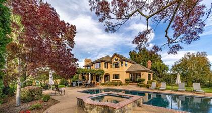 Awesome Hilltop Views, Pool, Vineyards, Olive Trees, 5 mins to Healdsburg