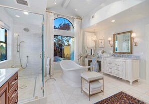 Bathtub, hair dryer, towels, soap - Awesome Hilltop Views, Pool, Vineyards, Olive Trees, 5 mins to Healdsburg (Healdsburg)