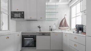 Kaffetrakter/tekoker, kjøleskap, mikrobølgeovn og ovn