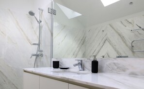 Dusche, Haartrockner, Handtücher, Seife
