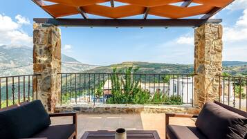 Traditional Duplex, 2 Bedrooms, Balcony, Mountain View (Alexander) | Terrace/patio