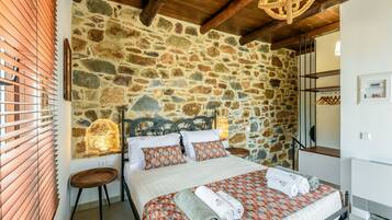 Alloggio Tradizionale su due livelli, 1 camera da letto, piscina privata, vista montagna (Minos) | Insonorizzazione, ferro/asse da stiro, Wi-Fi gratuito, lenzuola