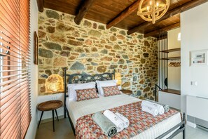 Dúplex tradicional, 1 habitación, piscina privada, vistas a la montaña (Minos) | Sistema de insonorización, tabla de planchar con plancha, wifi gratis
