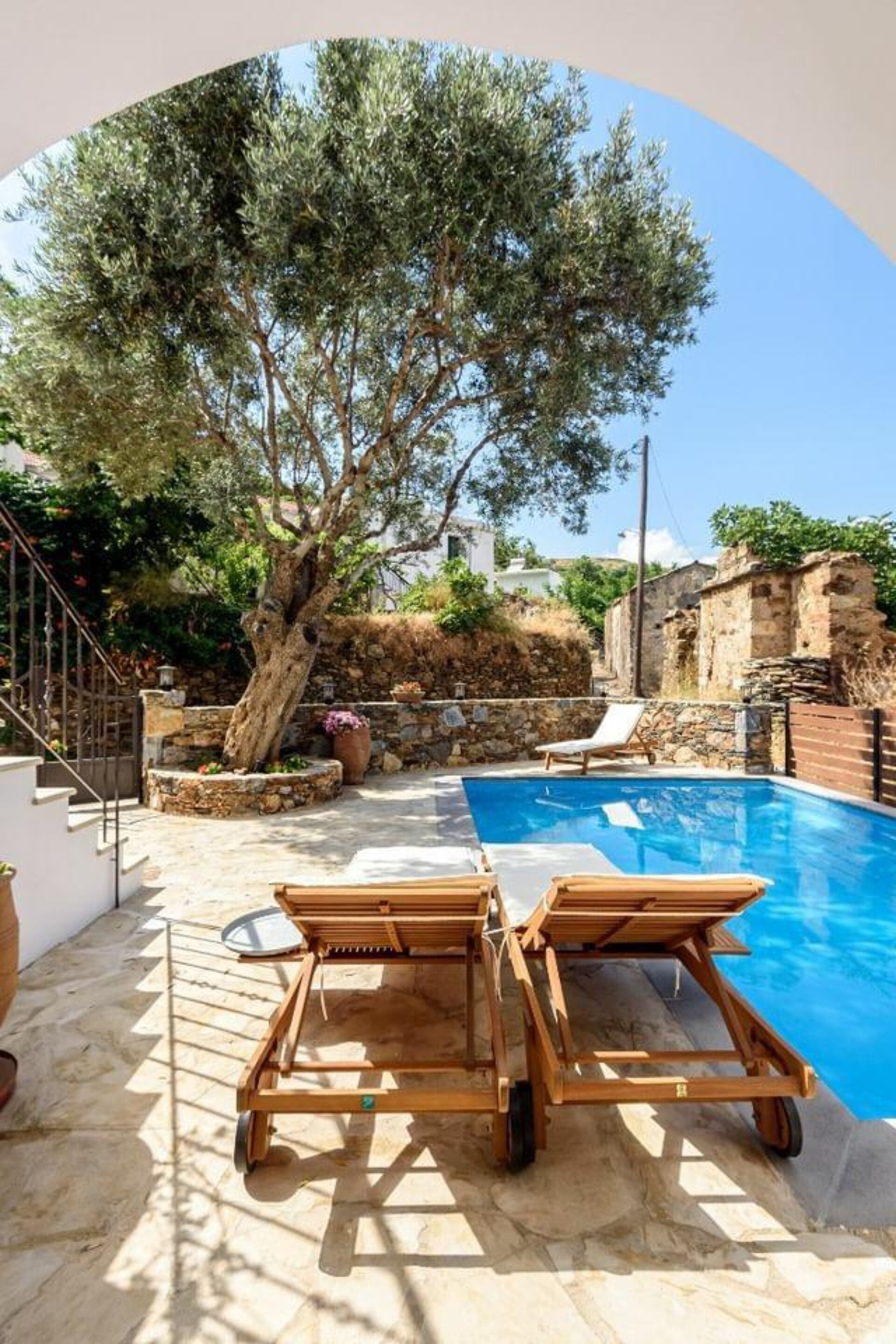 Una piscina al aire libre de temporada