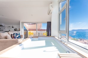 A modern apartment with a balcony, a kitchen area, and a view of the sea. - Bella Kas (Kas)