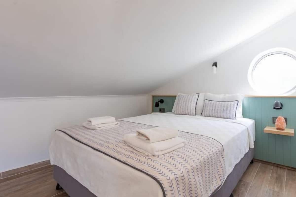 Premium bedding, desk, laptop workspace, soundproofing