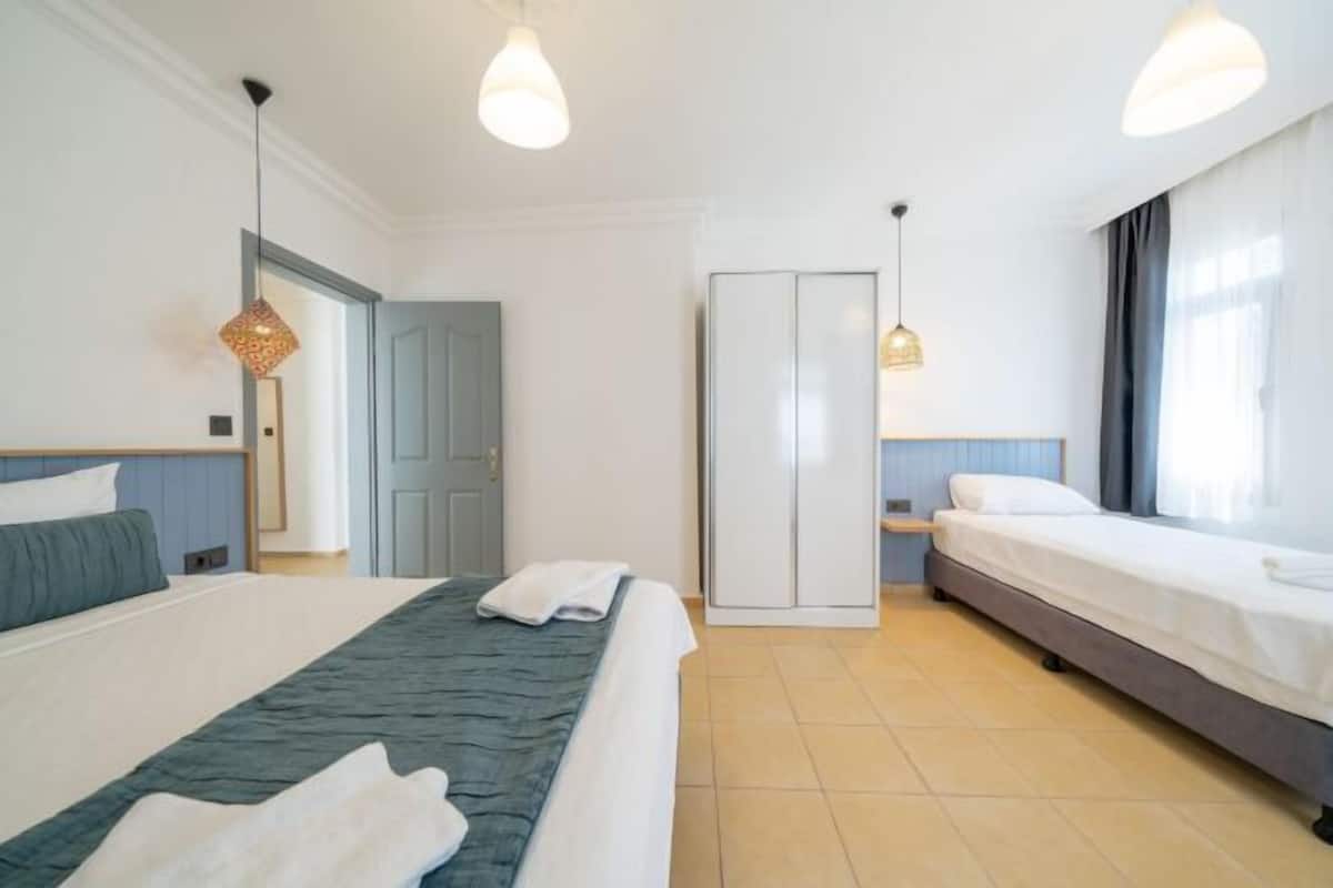 Luxe beddengoed, een bureau, een laptopwerkplek, geluiddichte muren