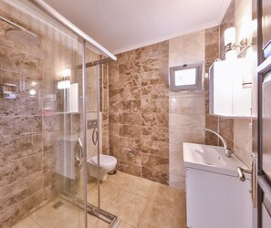 Departamento básico, 1 habitación, planta baja | Baño | Regadera, regadera tipo lluvia, secadora de cabello, pantuflas