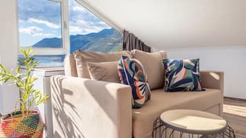 Bella Deluxe Jacuzzi Studio 1+0 | 客廳 | 82 厘米LED 電視連衛星電視頻道、電視