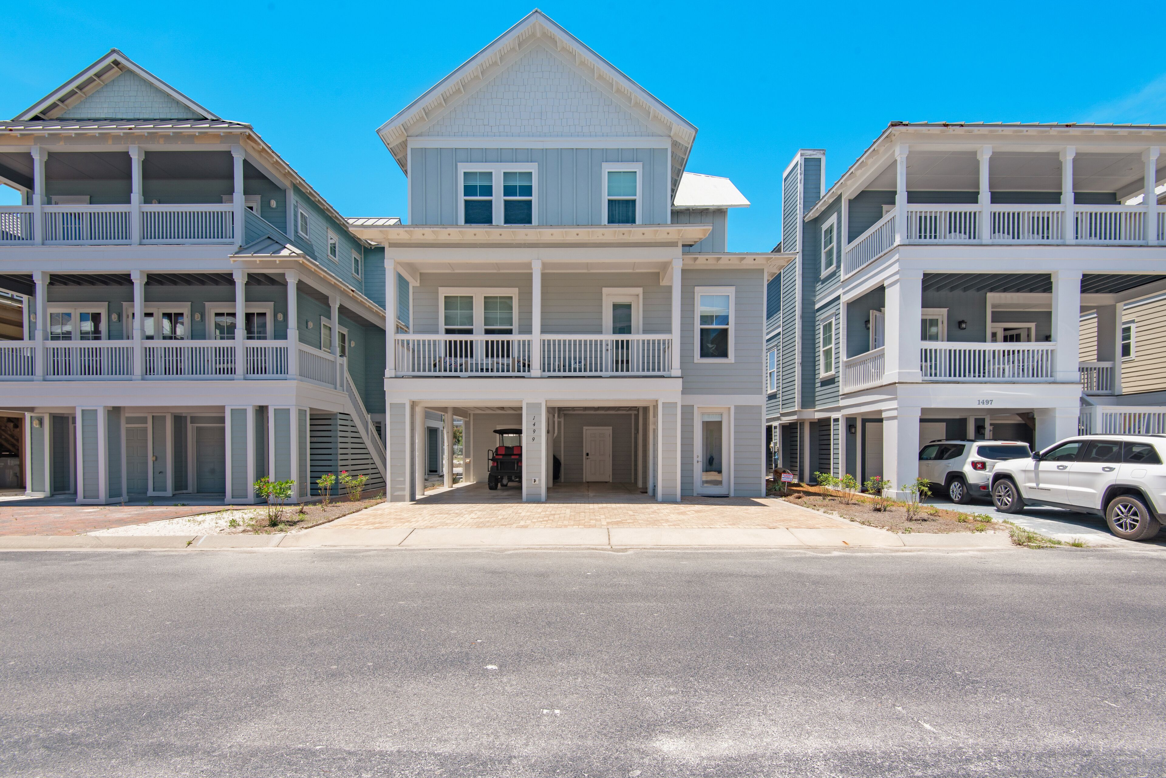 “Latitude Adjustment “ 4 bedroom, 2 1/2 bath community.pool, hot tub