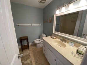 Combined shower/tub, hair dryer, towels