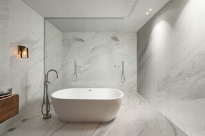 Combined shower/bathtub, hair dryer, towels, soap - ⚜ EVEN ISRAEL PENTHOUSE ⚜JACUZZI⚜5 royal Masters⚜ (jerusalem)