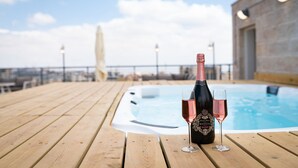 A wooden deck with a hot tub and a bottle of rosé wine with glasses on it. - ⚜ EVEN ISRAEL PENTHOUSE ⚜JACUZZI⚜5 royal Masters⚜ (jerusalem)