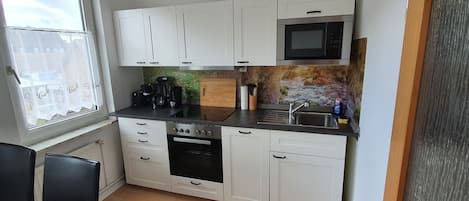 Geladeira, micro-ondas, fogão, cooktop