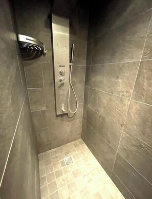 Dusche, Haartrockner, Handtücher, Seife