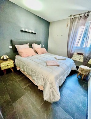 2 habitaciones, caja de seguridad en la habitación y escritorio 