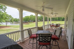 Outdoor dining - Lakefront cottage 9th green of Reynolds Lake Oconee Great Waters golf course (Eatonton)
