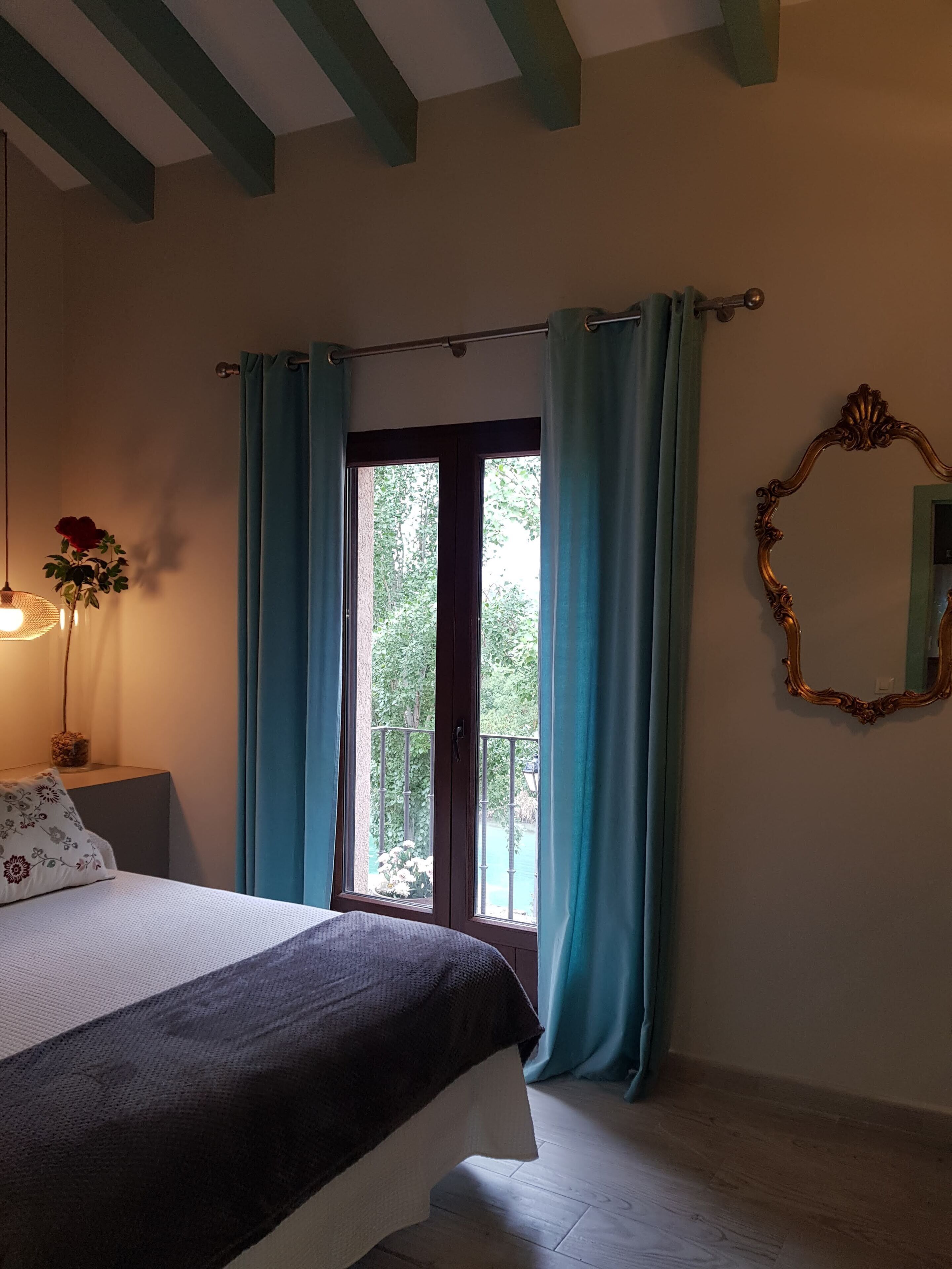 Casa Pintoresca, Situada a la Falda de un Castillo Árabe y Frente al río Tajo