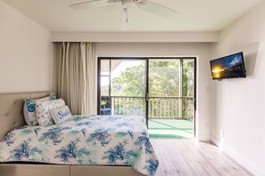 2 bedrooms, iron/ironing board, travel cot, WiFi - Park Shore Resort-Top Floor BLDGJ #457 Water Views (Park Shore Resort)