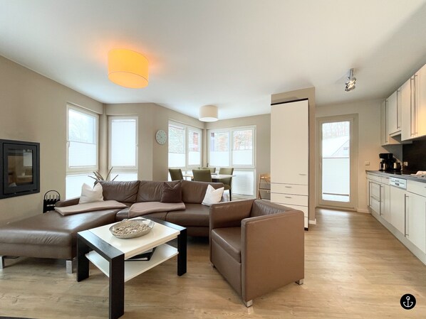 Strandvilla Baabe 22 - Meeresrauschen | Wohnbereich | Flachbildfernseher, Kamin, DVD-Player, Fußbodenheizung