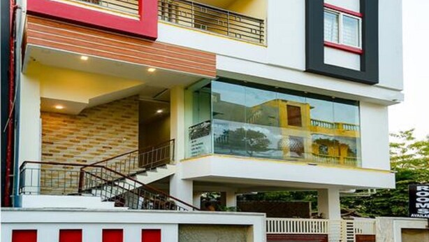 Um hotel com vários andares, varandas, fachada de vidro e design arquitetônico moderno.
