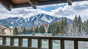 Una cancha de tenis con vista a la montaña.