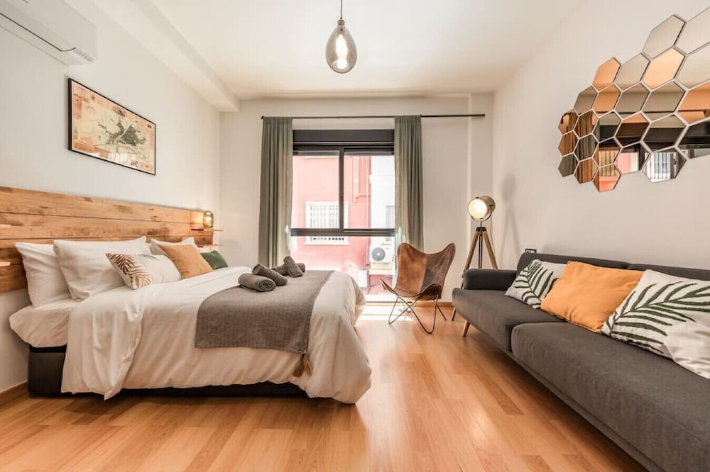 Industrial-style studio w/ swimming pool - center