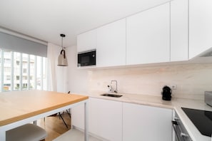 Fridge, microwave, oven, stovetop - Nomad's Porto Easy Stay 3 (Porto)