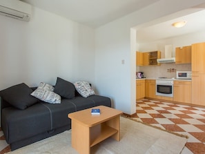 Living area - Spacious and fully equipped one bedroom apartment in a great location in Porec near the beach (Porec)