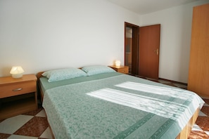 Room - Spacious and fully equipped one bedroom apartment in a great location in Porec near the beach (Porec)
