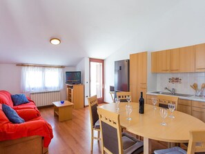 TV - Comfortable and modern 3 bedroom with sea view apartment in Porec, top location (Porec)