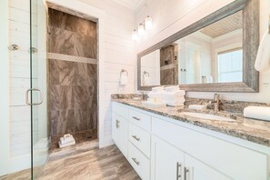 Combined shower/bathtub, hair dryer, towels