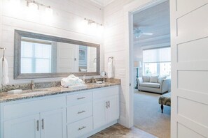 Tina con regadera, secadora de cabello, toallas 