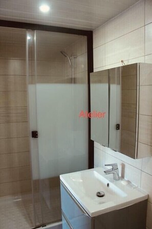 Bañera con ducha, secador de pelo, toallas, jabón