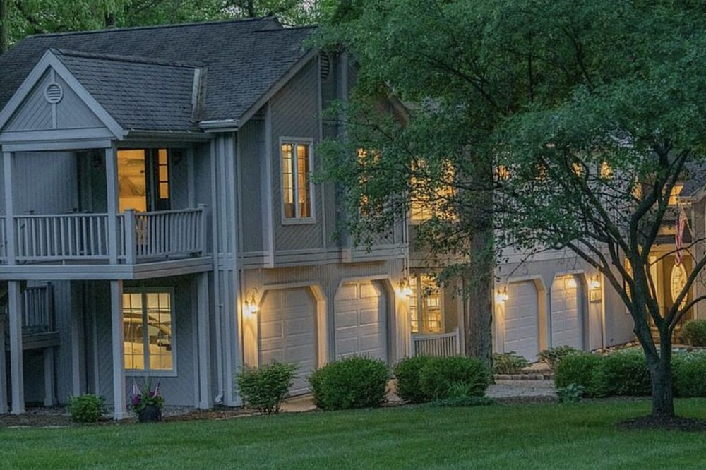 Culver/ Lake Maxinkuckee East Shore family home, Beautiful sunset views!