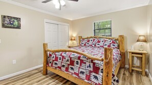 4 bedrooms, iron/ironing board, free WiFi, bed sheets - Trevor’s Riverfront Retreat w Hot Tub & Kayaks (Pigeon Forge)