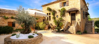 Domaine de 23 Hectares et son Hameau Entre Dordogne et Lot et Garonne