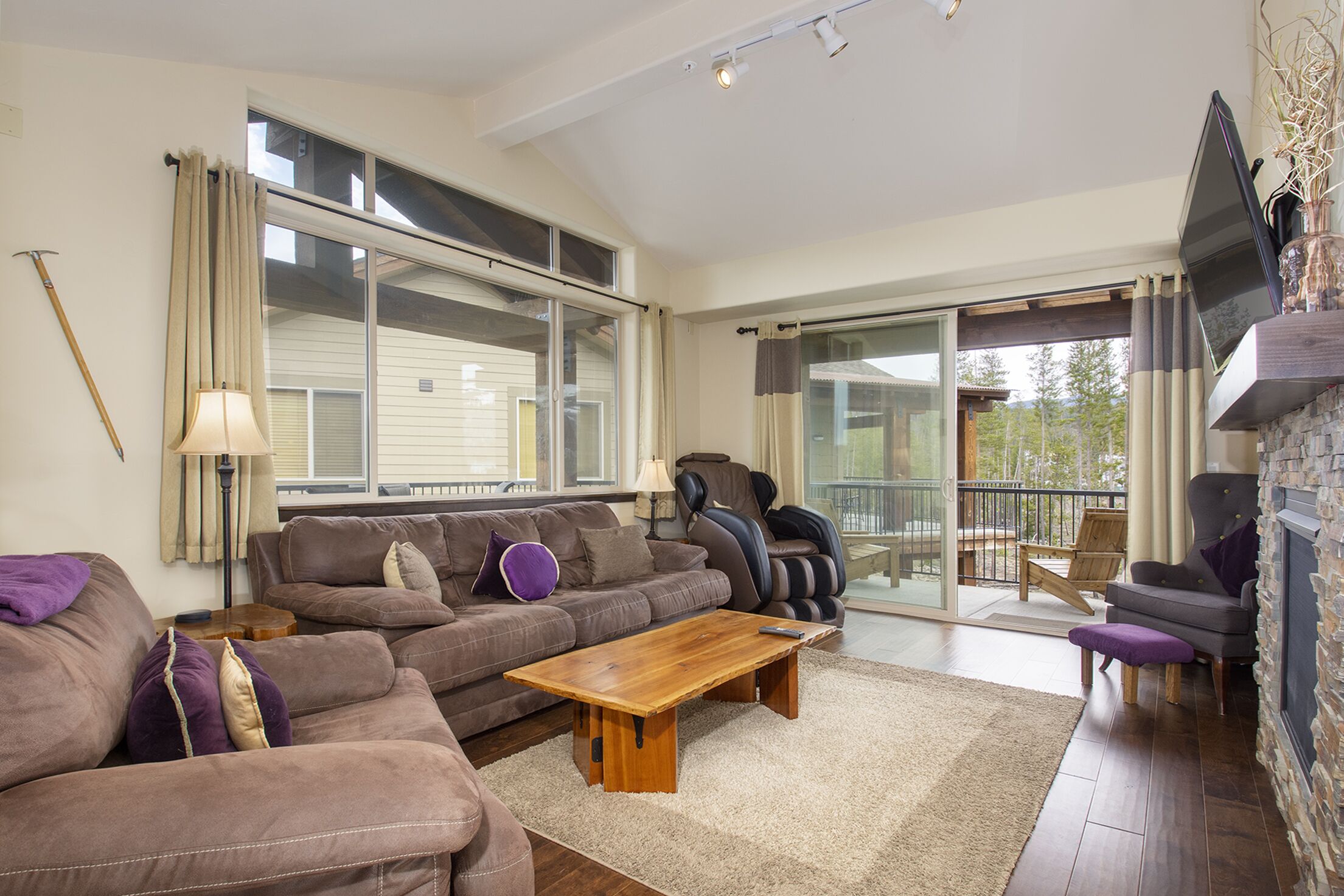Pet friendly luxurious 3 bedroom in downtown!